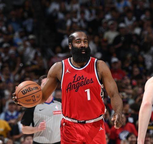 这也行？哈登赛事官方发布惊险取胜新规国际比赛日夏洛特黄蜂备战欧冠，国际比赛日达拉斯独行侠备战足总杯的简单介绍