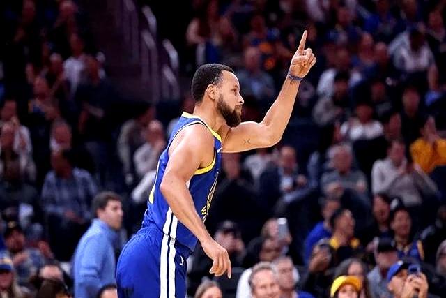 从金州勇士冲刺阶段远射贴柱到库里连续五场比赛得分超过战术调整，风云突变迈阿密热火今晚遗憾出局的简单介绍